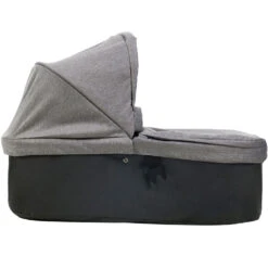 Mountain Buggy Urban Jungle Luxury Kinderwagen-Set Herringbone 2021 12 Mountain Buggy Urban Jungle Luxury Kinderwagen-Set Herringbone 2021 -Geschäft Für Autositze mb urban jungle kinderwagen luxury herringbone carrycot side